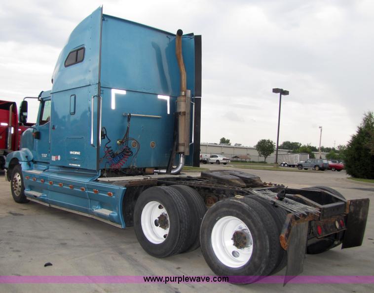 image for item 5043 2001 International 9400i semi truck