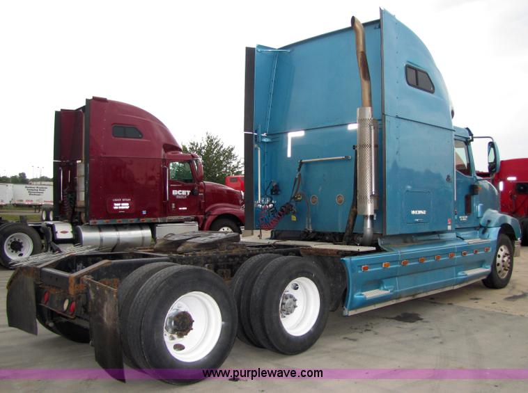 image for item 5043 2001 International 9400i semi truck