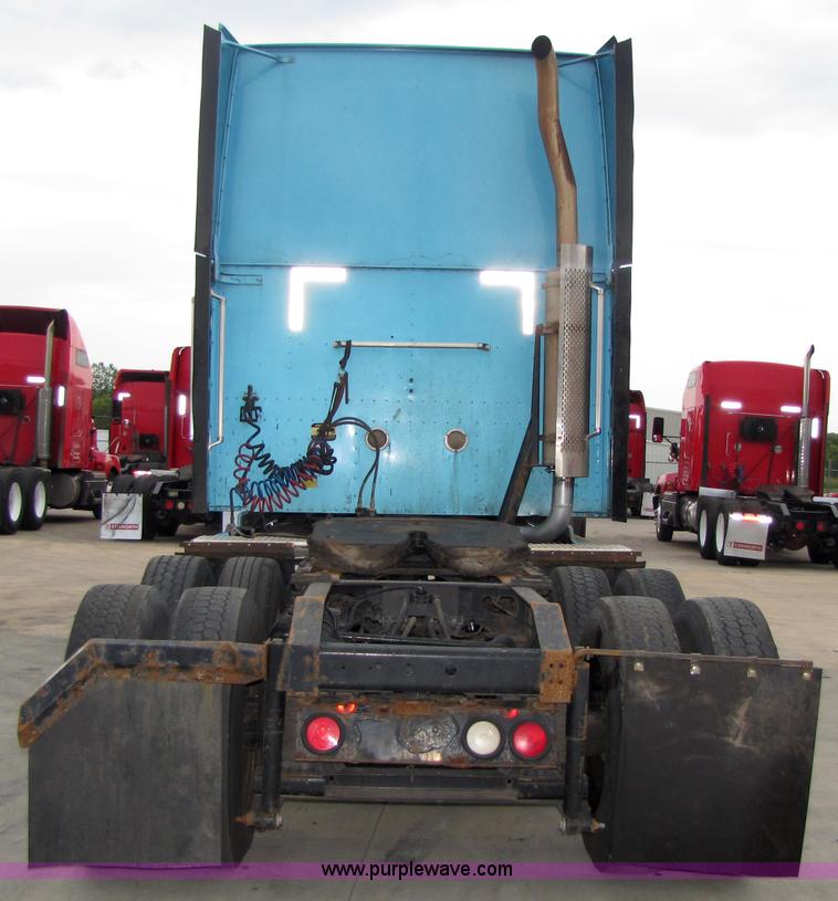 image for item 5043 2001 International 9400i semi truck