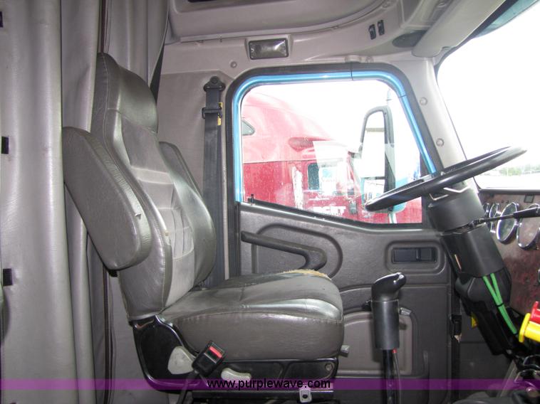 image for item 5043 2001 International 9400i semi truck