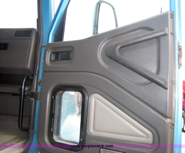 image for item 5043 2001 International 9400i semi truck