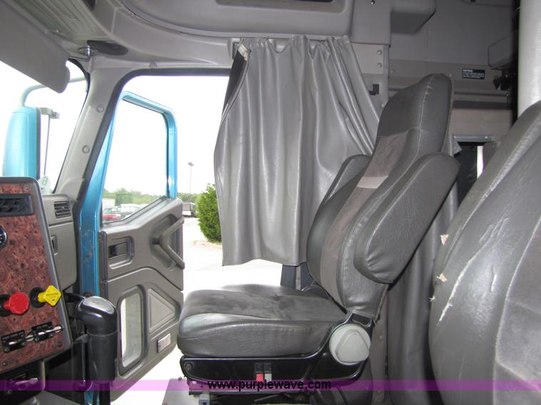 image for item 5043 2001 International 9400i semi truck