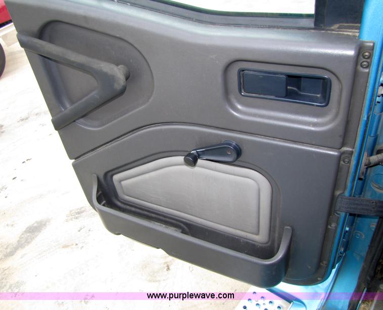 image for item 5043 2001 International 9400i semi truck