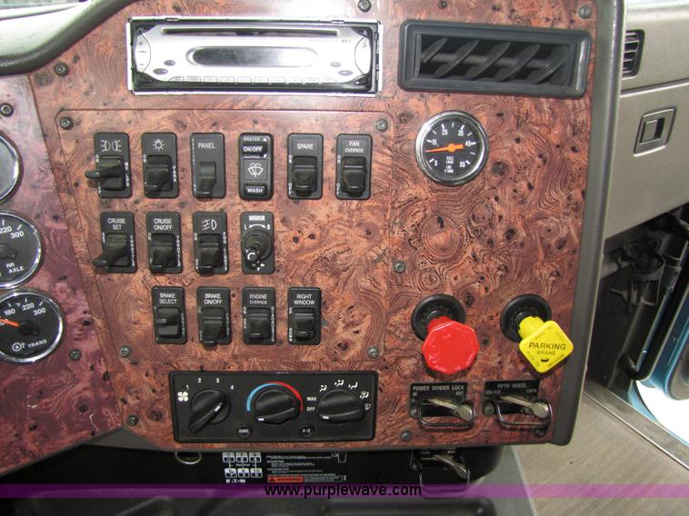 image for item 5043 2001 International 9400i semi truck