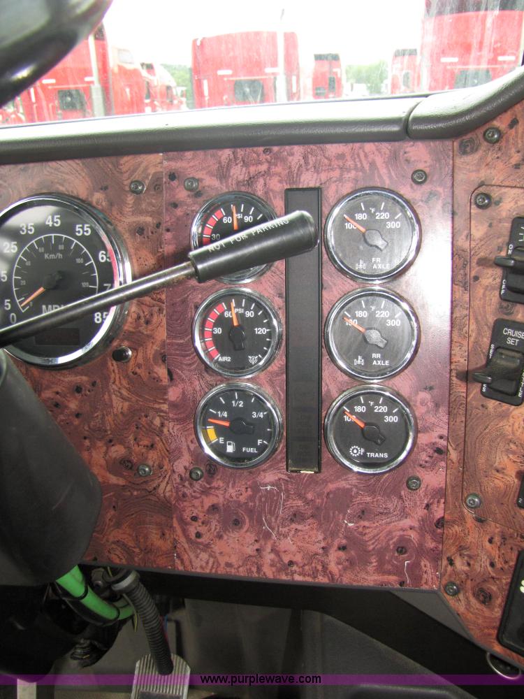 image for item 5043 2001 International 9400i semi truck