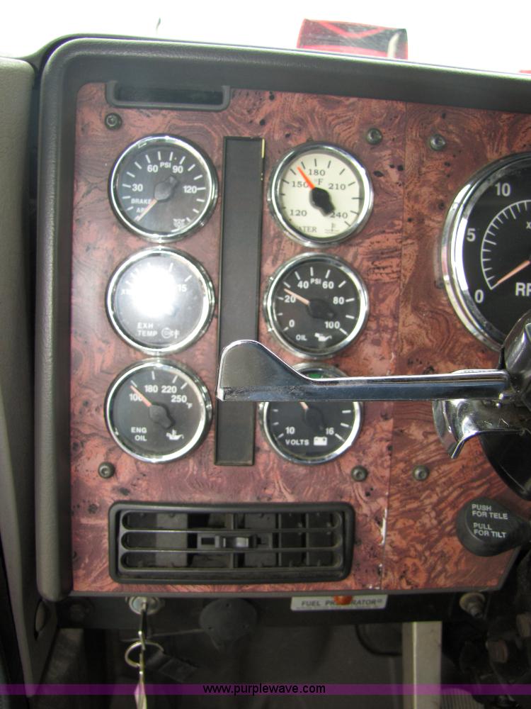 image for item 5043 2001 International 9400i semi truck