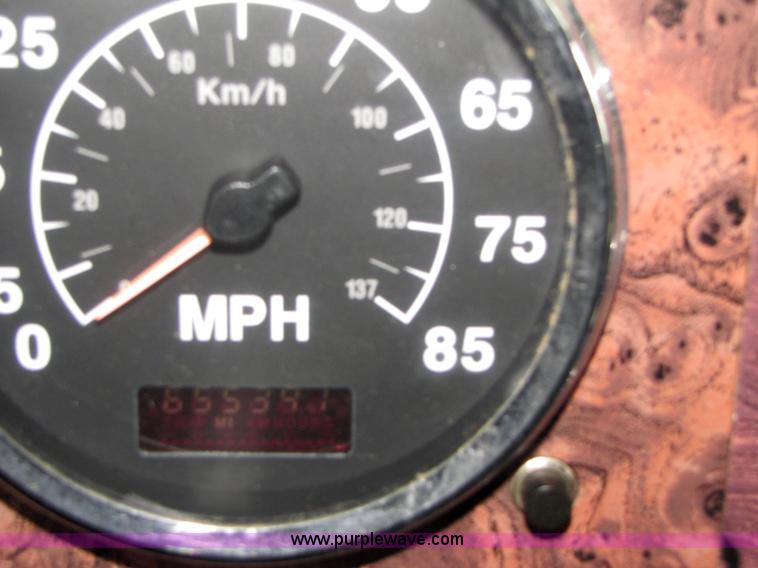 image for item 5043 2001 International 9400i semi truck