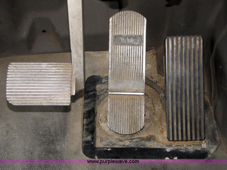 image for item 5043 2001 International 9400i semi truck