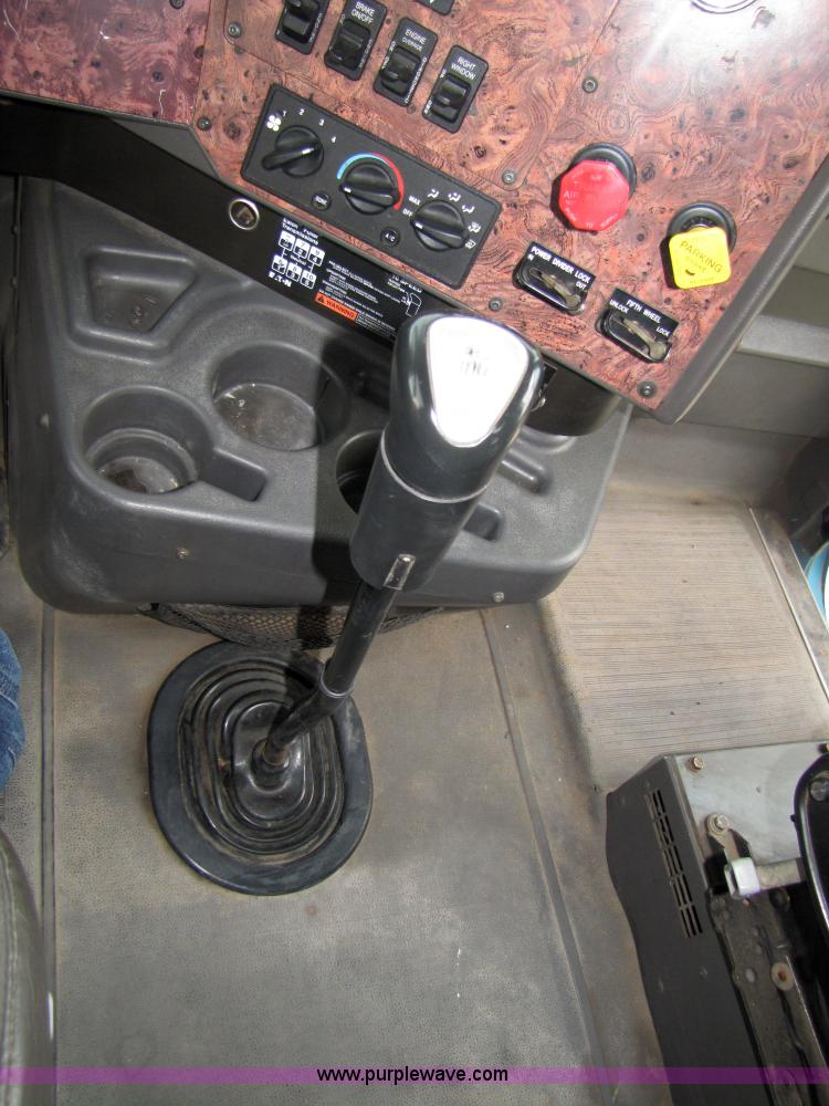 image for item 5043 2001 International 9400i semi truck