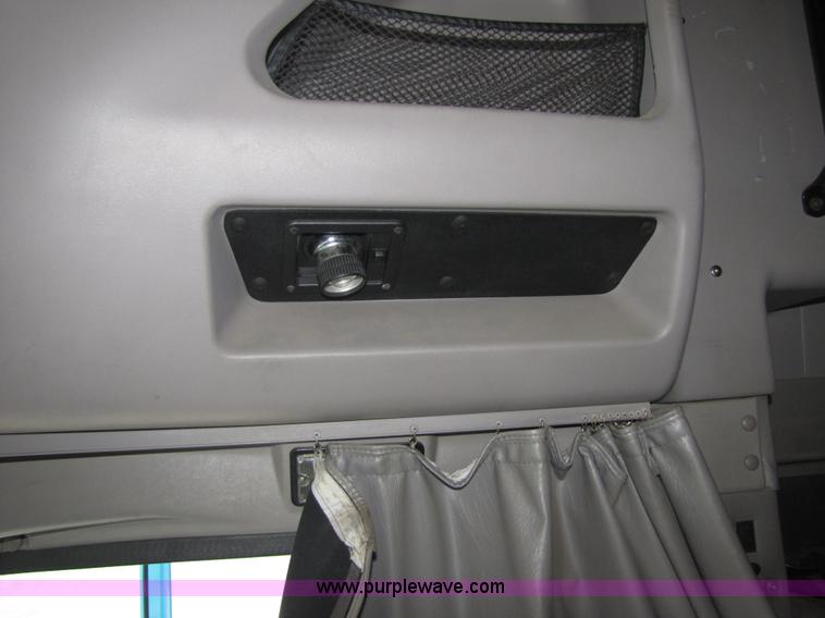 image for item 5043 2001 International 9400i semi truck