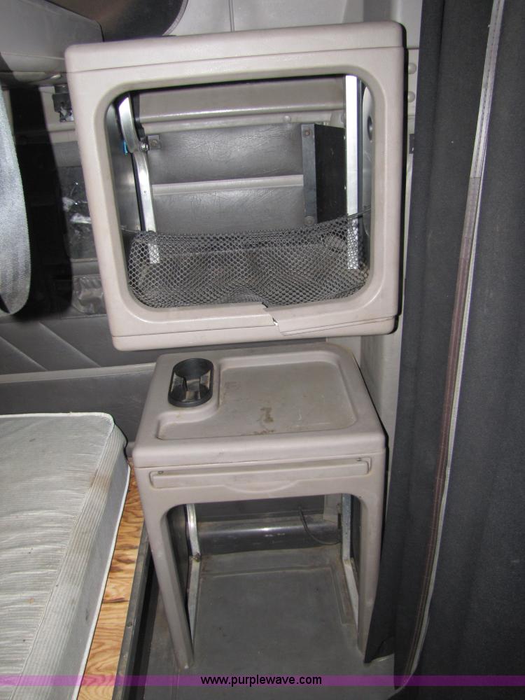 image for item 5043 2001 International 9400i semi truck