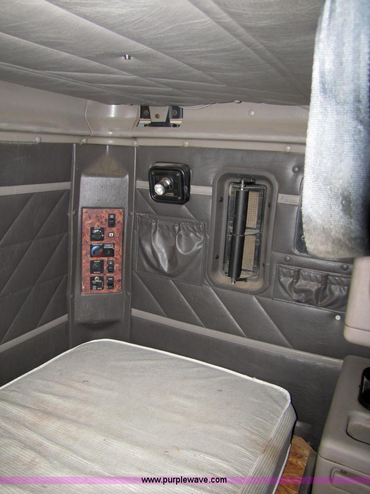 image for item 5043 2001 International 9400i semi truck