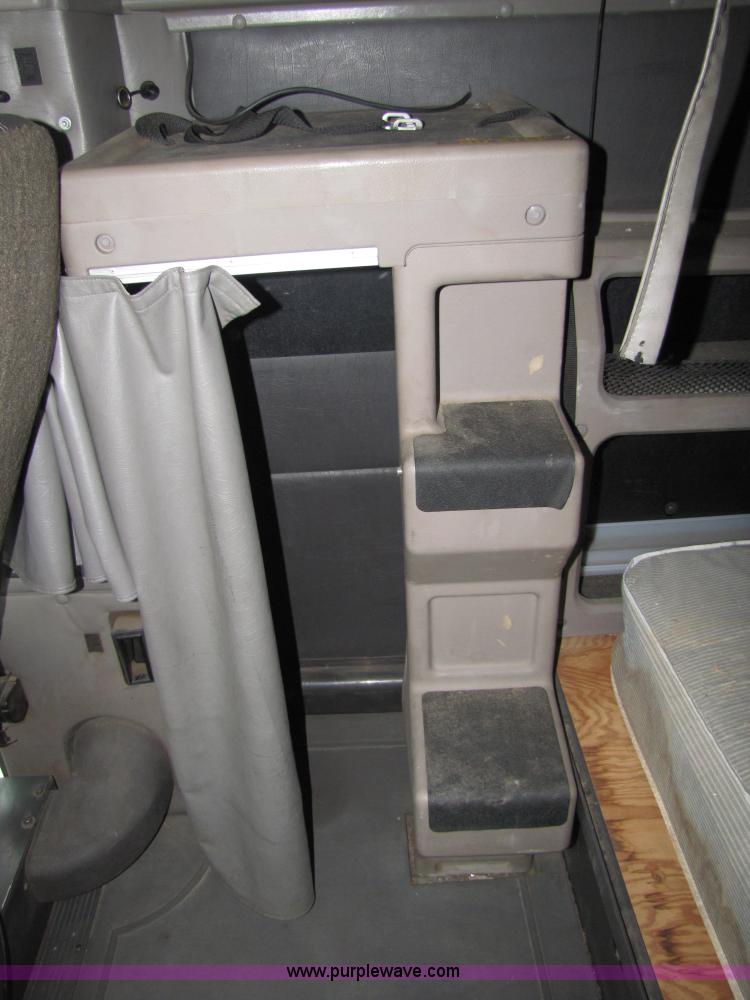 image for item 5043 2001 International 9400i semi truck