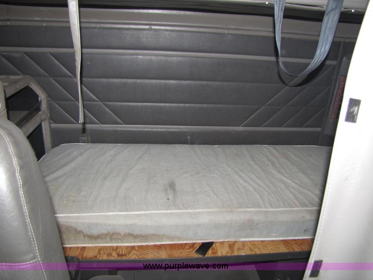 image for item 5043 2001 International 9400i semi truck