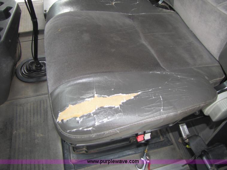 image for item 5043 2001 International 9400i semi truck