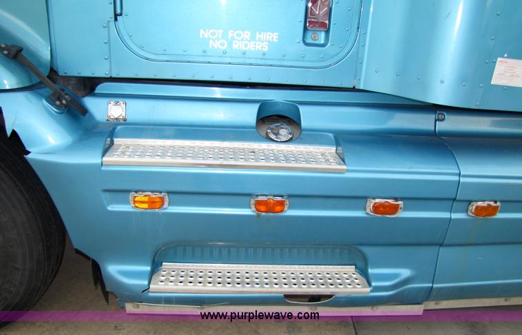 image for item 5043 2001 International 9400i semi truck