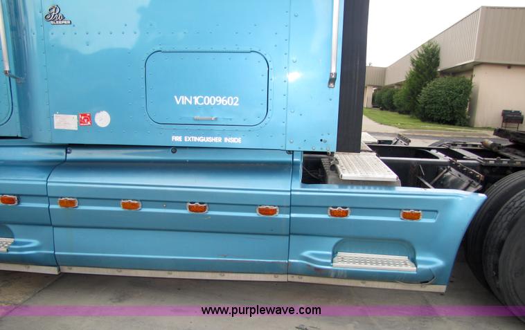 image for item 5043 2001 International 9400i semi truck