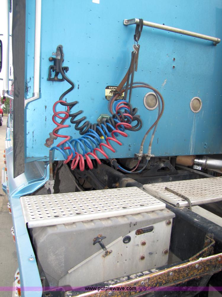 image for item 5043 2001 International 9400i semi truck