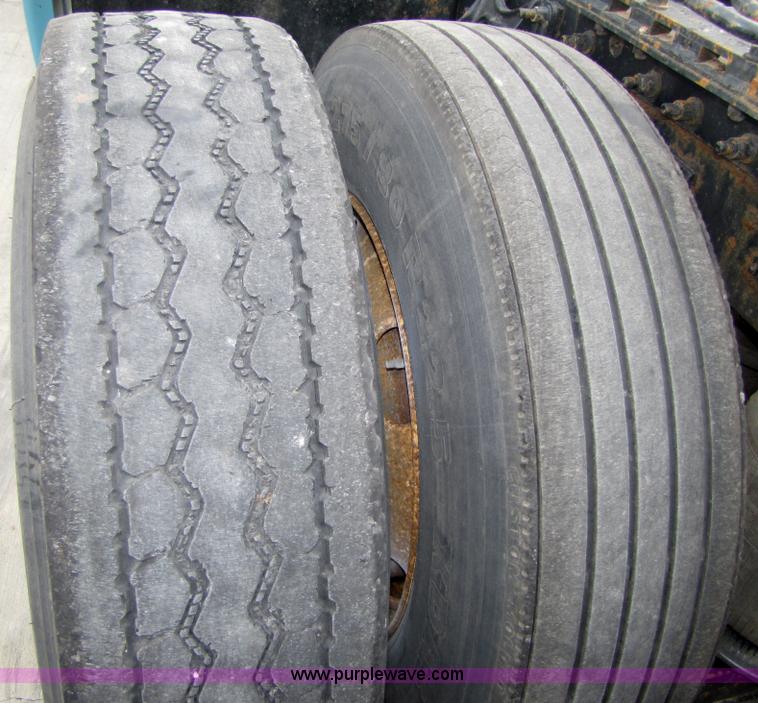 image for item 5043 2001 International 9400i semi truck