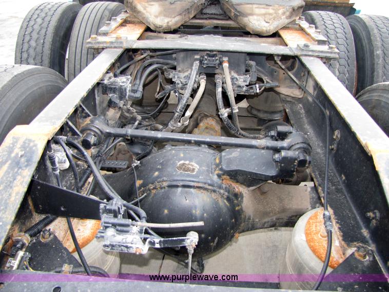 image for item 5043 2001 International 9400i semi truck