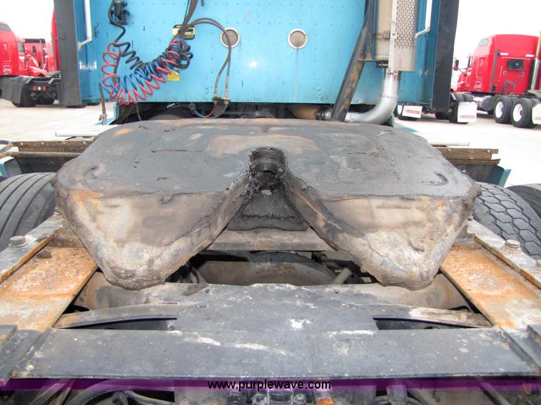 image for item 5043 2001 International 9400i semi truck