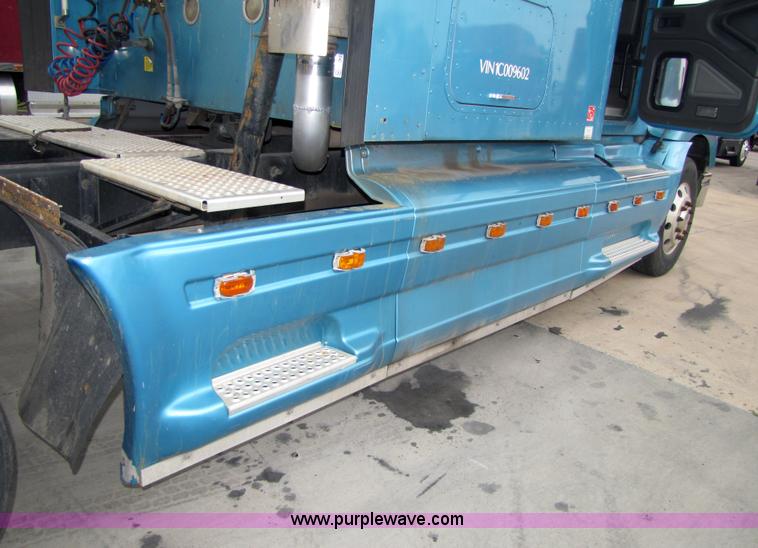 image for item 5043 2001 International 9400i semi truck