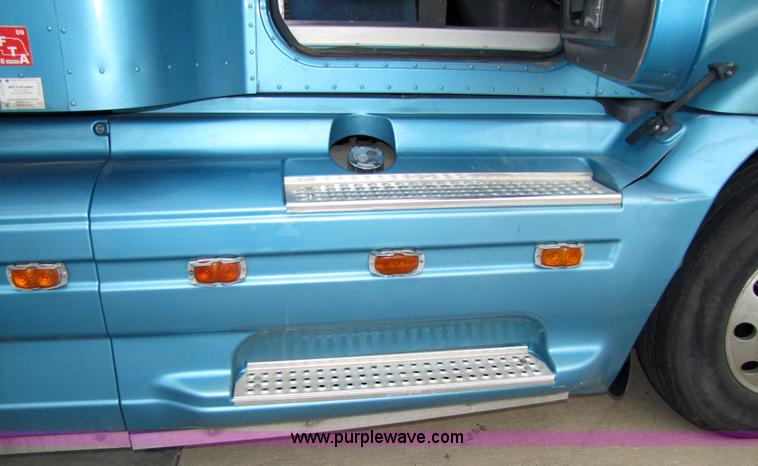 image for item 5043 2001 International 9400i semi truck