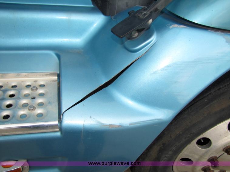 image for item 5043 2001 International 9400i semi truck