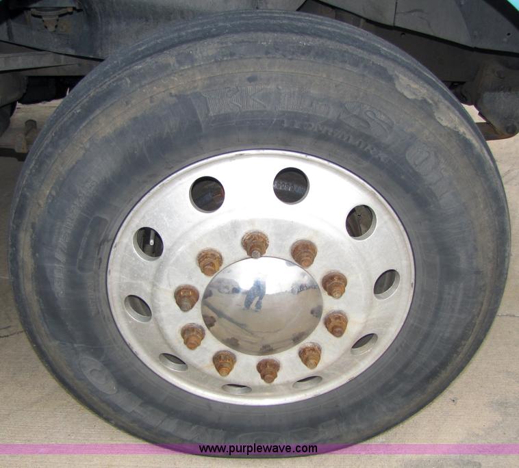 image for item 5043 2001 International 9400i semi truck