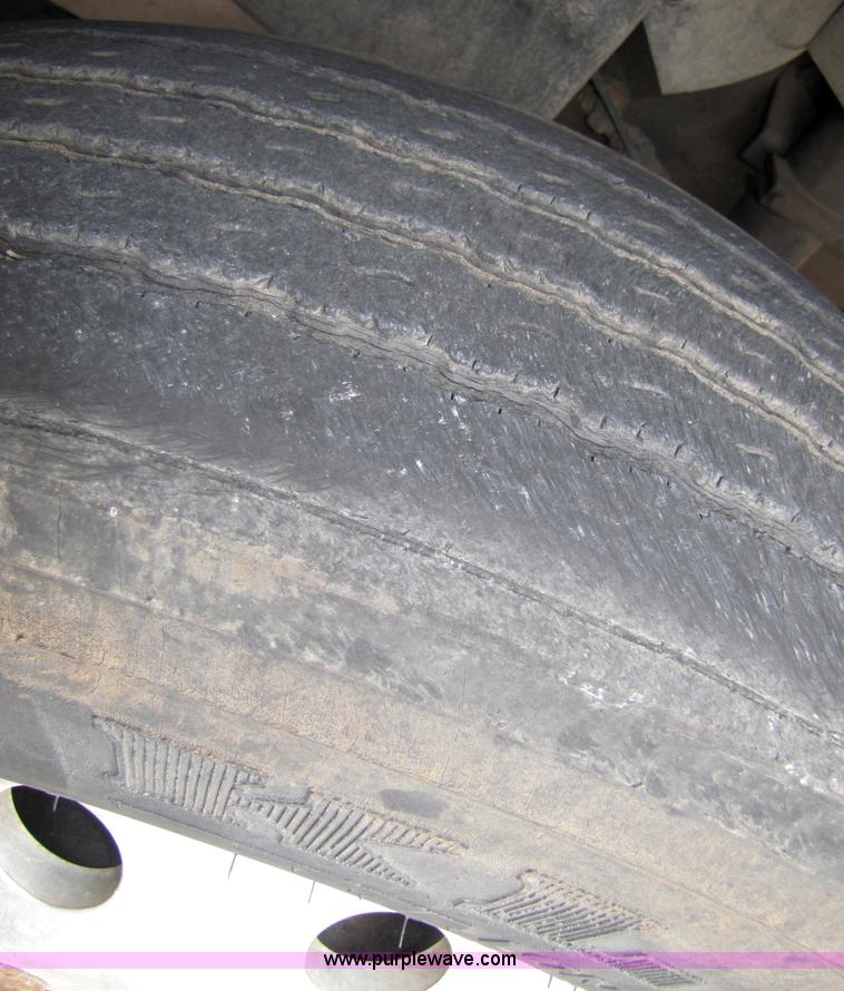 image for item 5043 2001 International 9400i semi truck