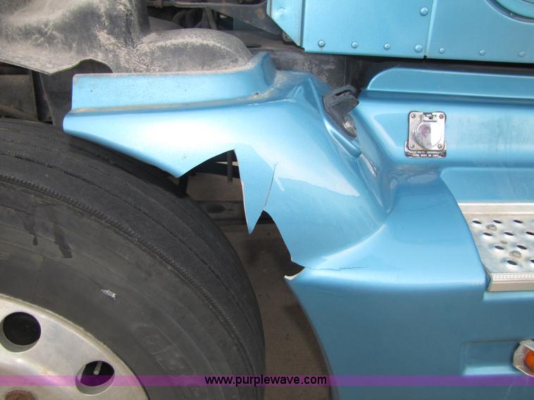 image for item 5043 2001 International 9400i semi truck