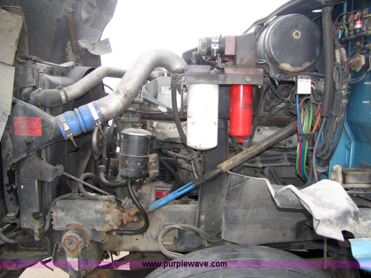 image for item 5043 2001 International 9400i semi truck