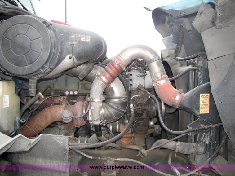 image for item 5043 2001 International 9400i semi truck