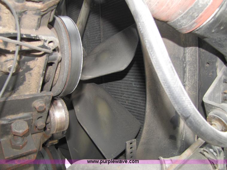 image for item 5043 2001 International 9400i semi truck