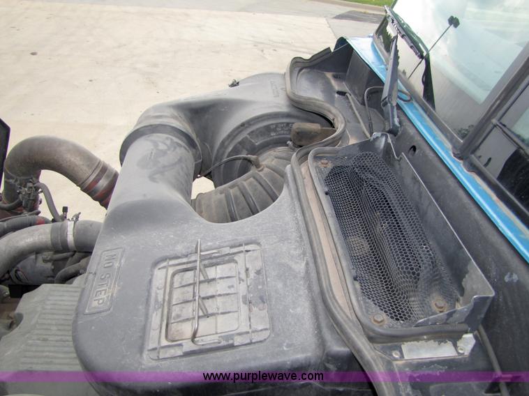 image for item 5043 2001 International 9400i semi truck