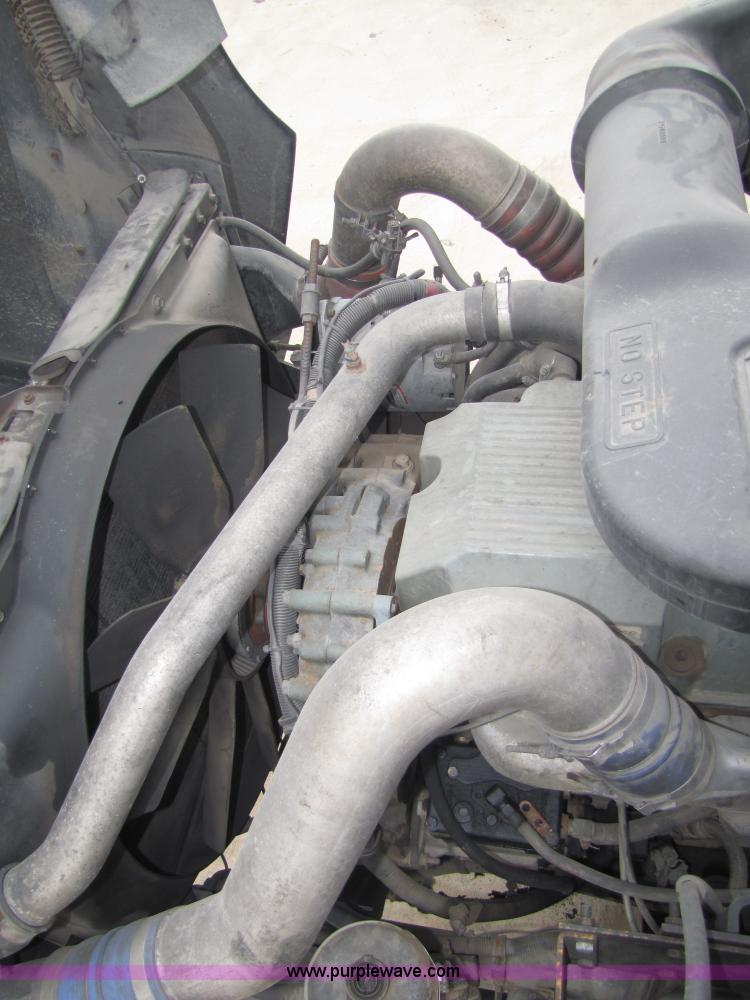 image for item 5043 2001 International 9400i semi truck