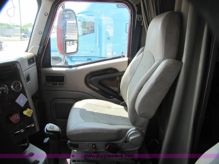 image for item 5044 2004 International 9400i Eagle semi truck