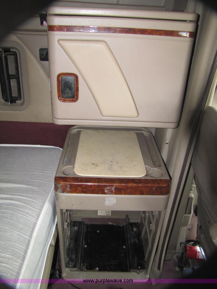 image for item 5044 2004 International 9400i Eagle semi truck