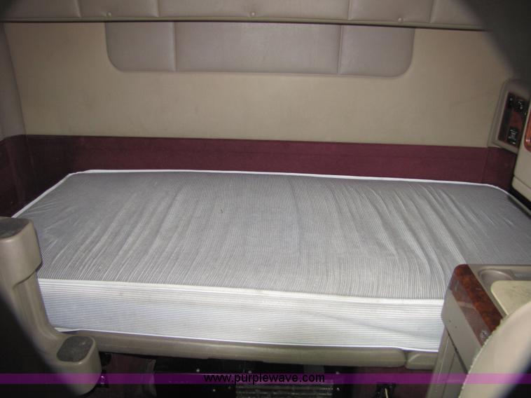 image for item 5044 2004 International 9400i Eagle semi truck