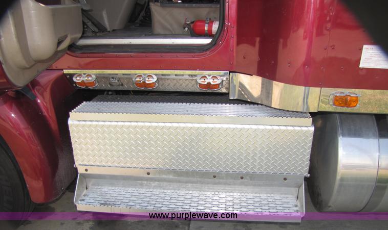 image for item 5044 2004 International 9400i Eagle semi truck