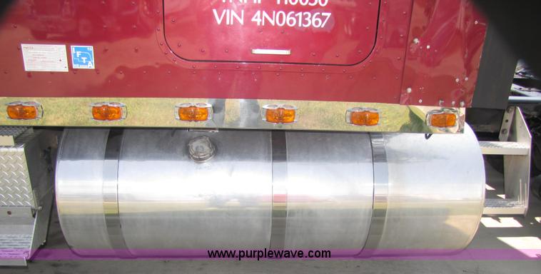 image for item 5044 2004 International 9400i Eagle semi truck