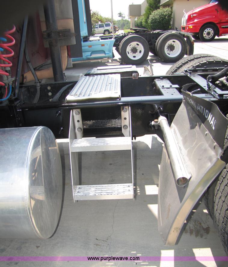 image for item 5044 2004 International 9400i Eagle semi truck