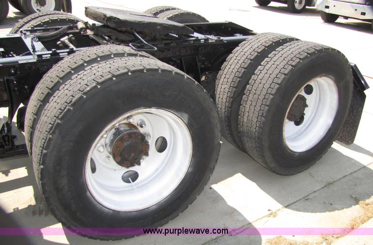 image for item 5044 2004 International 9400i Eagle semi truck