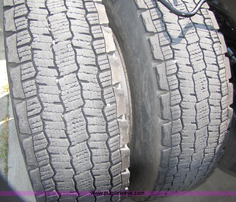 image for item 5044 2004 International 9400i Eagle semi truck