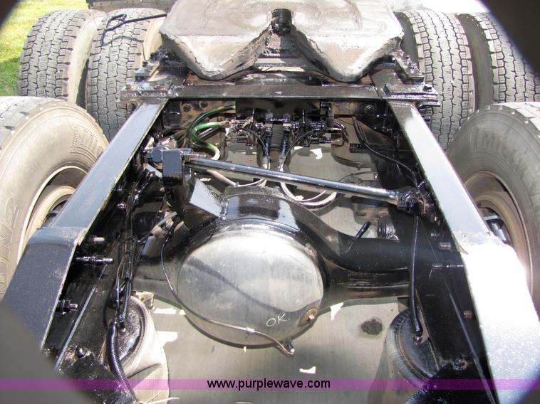 image for item 5044 2004 International 9400i Eagle semi truck