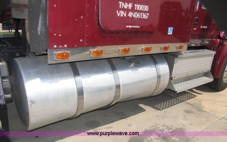 image for item 5044 2004 International 9400i Eagle semi truck