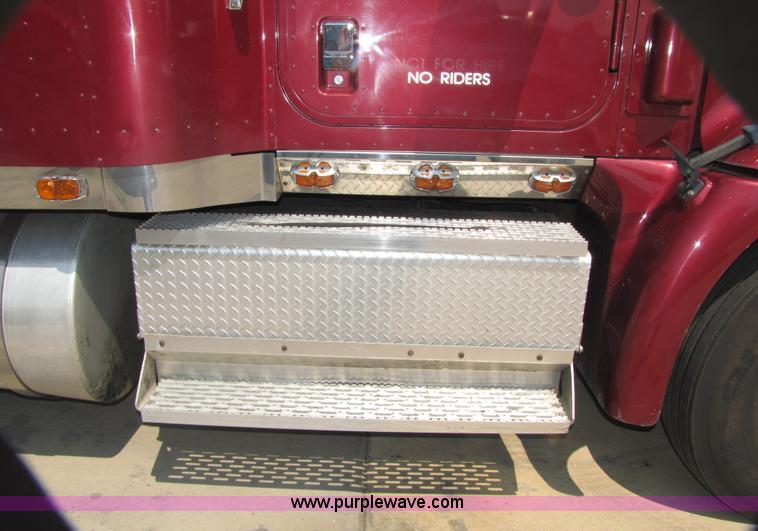 image for item 5044 2004 International 9400i Eagle semi truck