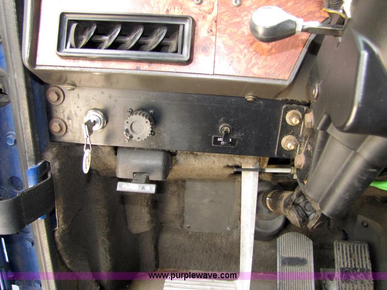 image for item 5045 1997 International Series 9300 semi truck