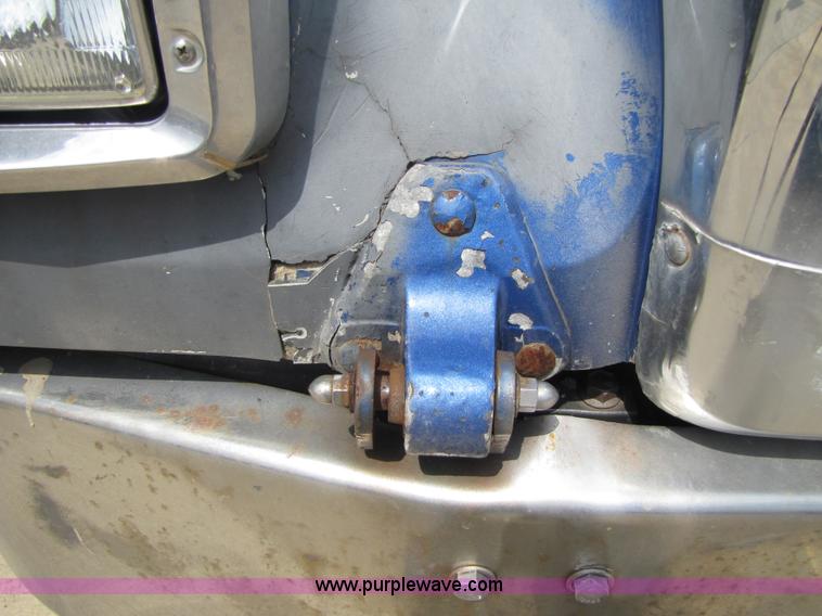 image for item 5045 1997 International Series 9300 semi truck