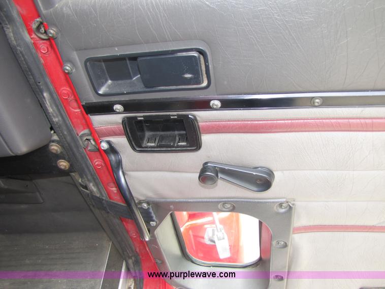 image for item 5046 1998 International Series 9400 semi truck